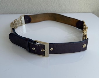 Cinturón de piel Versace con cadena dorada, fabricado en Italia.