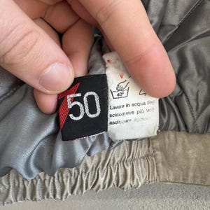 以下が含まれることがあります： 白い文字で「Welcome to our home」と書かれた素朴な木製サイン。 荒れた仕上がりとシンプルで魅力的なデザインで、玄関や玄関に最適です。