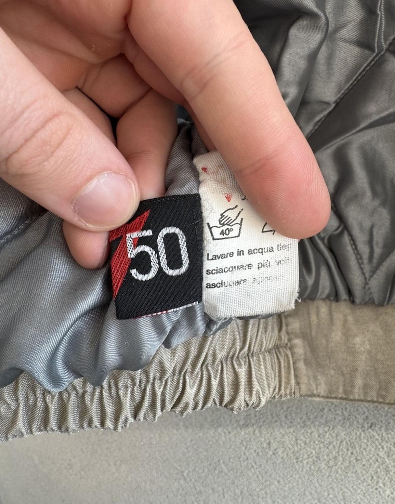 以下が含まれることがあります： 白い文字で「Welcome to our home」と書かれた素朴な木製サイン。 荒れた仕上がりとシンプルで魅力的なデザインで、玄関や玄関に最適です。