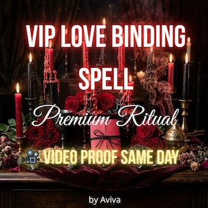 Może przedstawiać: Obraz z tekstem "VIP LOVE BINDING SPELL Premium Ritual VIDEO PROOF SAME DAY by Aviva". Obraz przedstawia zapalone czerwone świece, czerwone róże i małe pudełko prezentowe z czarną kokardą.