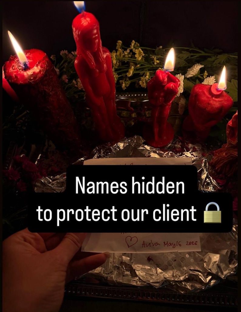 Puede incluir: Varias velas rojas en diversas formas, incluyendo una figura, un pu&ntilde;o y un coraz&oacute;n, est&aacute;n encendidas. La imagen incluye el texto "Nombres ocultos para proteger a nuestro cliente". Tambi&eacute;n se ve una nota manuscrita con un coraz&oacute;n y "Au'va May16 2020".