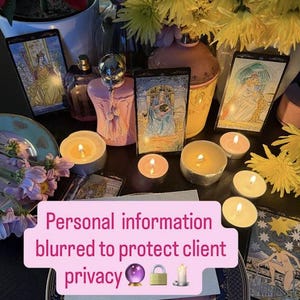 Puede incluir: Un bodeg&oacute;n con cartas del tarot, velas encendidas y un frasco de perfume rosa. La escena incluye flores amarillas y un plato decorativo. El texto en una pancarta rosa dice: "Informaci&oacute;n personal difuminada para proteger la privacidad del cliente."