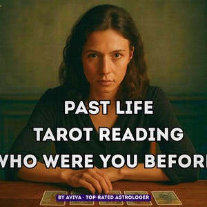 Pode incluir: Uma mulher sentada a uma mesa com cartas de tarot, a imagem apresenta o texto "PAST LIFE TAROT READING WHO WERE YOU BEFORE?" e "BY AVIVA - TOP-RATED ASTROLOGER". O fundo é verde suave.