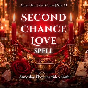 Puede incluir: Dos velas rojas en candelabros dorados flanquean un cuenco de latón central lleno de pétalos de rosa secos. El texto dice: Aviva Hart | Real Caster | Not AI, SECOND CHANCE LOVE SPELL y Same day. Photo or video proff. Cintas rojas y cristales rodean los objetos.