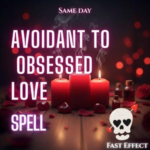Könnte beinhalten: Werbebild für einen Liebeszauber. Der Text lautet "Vermeidend zu Besessen Liebeszauber" mit den Labels "Same Day" und "Fast Effect". Drei rote Kerzen brennen, und eine Totenkopf-Grafik wird von einem Pfeil durchbohrt.