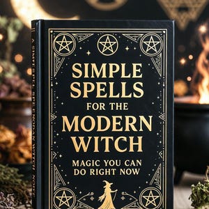 Puede incluir: Un libro de tapa dura negro titulado Simple Spells for the Modern Witch: Magic You Can Do Right Now. La portada presenta letras doradas, cuatro símbolos de pentagrama en las esquinas y la silueta de una bruja sosteniendo una varita.