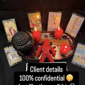 Puede incluir: Una composici&oacute;n m&iacute;stica con cartas del tarot, velas rojas y una figura roja sobre una bandeja plateada. Incluye el texto "Client details 100% confidential Just like the spell". Fondo oscuro.