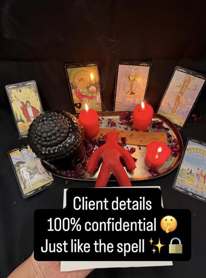 Puede incluir: Una composici&oacute;n m&iacute;stica con cartas del tarot, velas rojas y una figura roja sobre una bandeja plateada. Incluye el texto "Client details 100% confidential Just like the spell". Fondo oscuro.