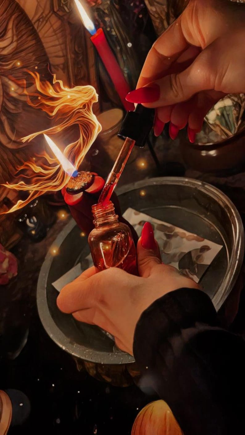 Puede incluir: Una peque&ntilde;a botella de vidrio color &aacute;mbar con un cuentagotas es sostenida por una persona. El cuentagotas dispensa un l&iacute;quido rojo. Una vela encendida y una ilustraci&oacute;n decorativa est&aacute;n en el fondo.