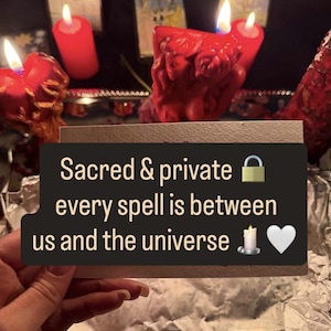Puede incluir: Varias velas rojas con llamas encendidas dispuestas sobre una superficie. La imagen incluye una tarjeta con el texto "Sagrado y privado, cada hechizo es entre nosotros y el universo."