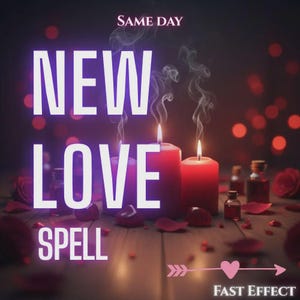 Peut inclure: Trois bougies piliers rouges avec des mèches allumées et de la fumée, entourées de pétales de rose rouges et de petites fioles en verre. Le texte indique SAME DAY NEW LOVE SPELL et FAST EFFECT avec un cœur rose et une flèche en bas.