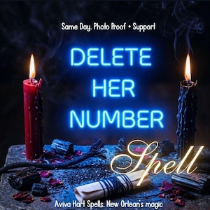 Puede incluir: Una vela roja y una vela negra con texto azul brillante que dice DELETE HER NUMBER y texto dorado en cursiva que dice Spell. La imagen incluye cristales negros, pétalos de rosa esparcidos y un pergamino enrollado atado con hilo negro.