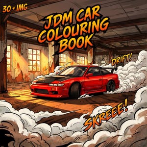 Puede incluir: Ilustración estilo cómic de un coche JDM rojo a la deriva, con el texto "JDM Car Colouring Book" en naranja y amarillo. La imagen incluye las palabras "DRIFT!" y "SKREEE!" en amarillo.