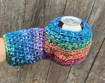 Guante Koozie de ganchillo - Calentador de manos - Manopla para beber - Compañero cervecero arcoíris, teñido anudado
