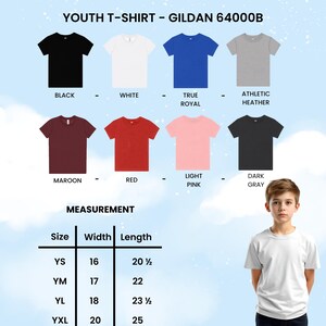 Op de afbeelding: Een selectie van jeugd-T-shirts in diverse kleuren, waaronder zwart, wit, koningsblauw, athletic heather, bordeauxrood, rood, lichtroze en donkergrijs. De afbeelding toont ook een maattabel met afmetingen in cm.