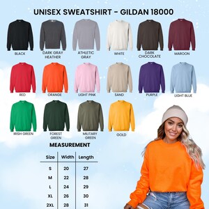 Op de afbeelding: Een selectie van Gildan 18000 unisex sweatshirts in kleuren als zwart, grijs, rood, oranje en groen. De maattabel toont maten van S tot 2XL, met breedtes van 50.8 tot 71.1 cm en lengtes van 68.6 tot 78.7 cm. De tekst luidt 'UNISEX SWEATSHIRT - GILDAN 18000'.