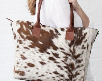 Bolsa de ombro feminina artesanal em couro bovino com pelo.