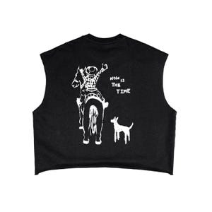 Könnte beinhalten: Schwarzes ärmelloses Crop-Top mit einer weißen Grafik eines Cowboys auf einem Pferd, einem Hund und dem Text "NOW IS THE TIME". Das Design ist eine einfache, kühne Illustration. Das Top hat einen rohen Saum und einen Rundhalsausschnitt.