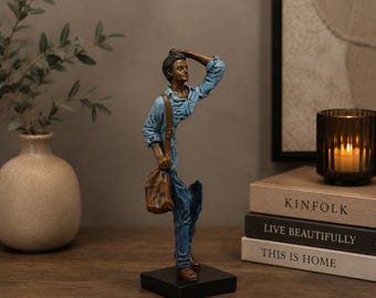 Statua astratta in resina raffigurante un viaggiatore, elegante complemento d'arredo per casa e ufficio, scultura da mensola in stile nordico, statuetta moderna per interni ed esterni, idea regalo unica.