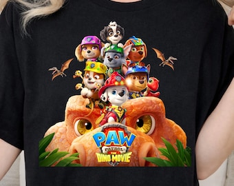 Motif de t-shirt avec patte et dinosaure, chien de dessin animé, aventure pour enfants (PNG à télécharger)
