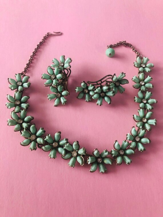 Vintage Seafoam / Mint Flower Plastic 50’s Necklac