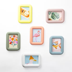 Könnte beinhalten: Ein Set aus drei Keramikbechern mit gesprenkelter, matter Oberfläche. Die Becher sind in Creme-, Hellgrau- und Dunkelgrautönen gehalten. Jeder Becher hat ein schlichtes, minimalistisches Design, perfekt für Kaffee oder Tee.
