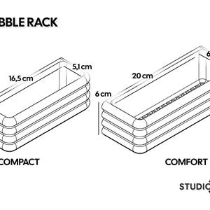 Puede incluir: Un dibujo lineal en blanco y negro de dos contenedores de almacenamiento rectangulares Bubble Rack etiquetados como Compact y Comfort. El estante Compact mide 16,5 cm por 5,1 cm por 6 cm. El estante Comfort mide 20 cm por 6,7 cm por 6 cm. Logo Studio 23 incluido.