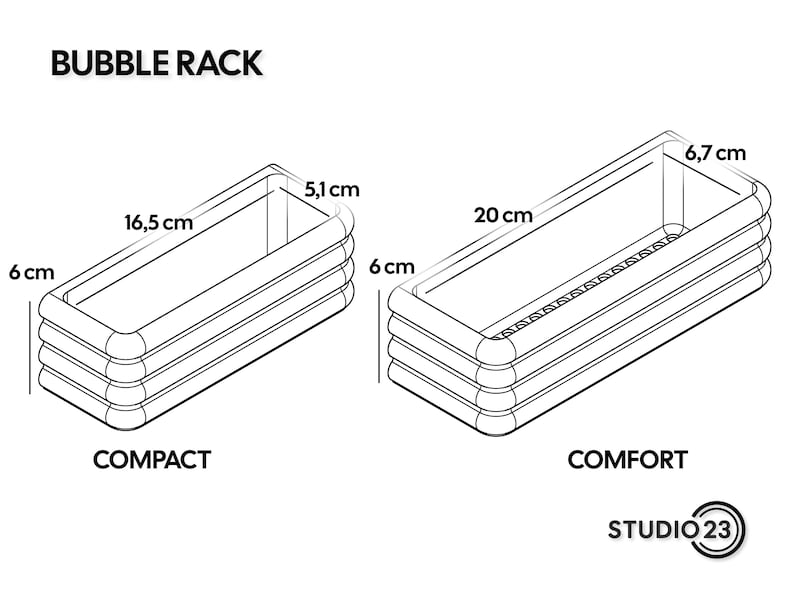 Puede incluir: Un dibujo lineal en blanco y negro de dos contenedores de almacenamiento rectangulares Bubble Rack etiquetados como Compact y Comfort. El estante Compact mide 16,5 cm por 5,1 cm por 6 cm. El estante Comfort mide 20 cm por 6,7 cm por 6 cm. Logo Studio 23 incluido.