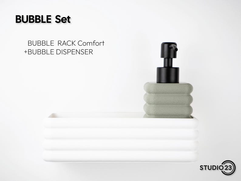Puede incluir: Un conjunto BUBBLE que incluye un estante rectangular blanco con crestas horizontales y un dispensador de jab&oacute;n cuadrado de color verde salvia con una bomba negra. El texto BUBBLE Set, BUBBLE RACK Comfort + BUBBLE DISPENSER y STUDIO 23 es visible.