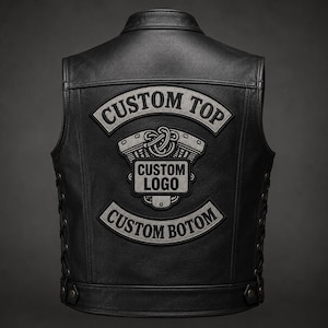 Peut inclure: Un gilet en cuir noir avec un écusson dorsal représentant un moteur de moto et le texte CUSTOM TOP, CUSTOM LOGO et CUSTOM BOTOM. Le gilet présente des détails de laçage sur les côtés et un ourlet inférieur boutonné, avec une coupe structurée.