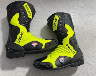 Ducati Corse Pro Racing-motorlaarzen - zwart en neongele sportfietsuitrusting met hoge zichtbaarheid