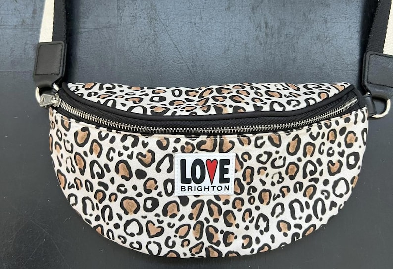 Brighton Love Leopard Print Crossbody Bag afbeelding 1