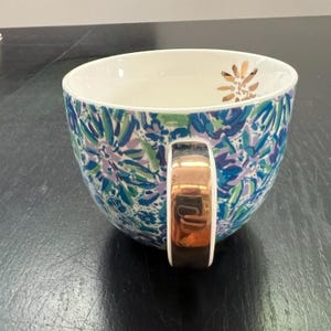 Lilly Pulitzer 12oz Ceramic Mug w/blue Floral Print & Gold Accents immagine 2