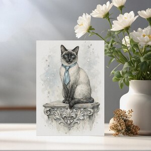 Könnte beinhalten: Aquarellillustration einer Siamkatze mit blauer Krawatte, die auf einem dekorativen Sockel sitzt. Die Katze hat blaue Augen und ein helles Fell mit dunklen Punkten. Der Hintergrund ist eine weiche Aquarellwäsche.