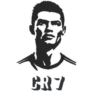 Puede incluir: Retrato bordado en blanco y negro de una persona con las letras "CR7" debajo. El retrato es una representación estilizada del rostro de una persona, con sombras fuertes y rasgos definidos. La imagen está sobre un fondo blanco.