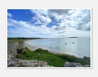 Rovine di un forte vittoriano con vista su Longis Beach / Alderney Coast - Stampa fotografica senza cornice