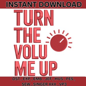 以下が含まれることがあります： 白い背景に赤い文字で「TURN THE VOLUME UP」と書かれ、音量ダイヤルのグラフィックがあります。「INSTANT DOWNLOAD」の文字が上にあります。ファイル形式の略語が下にあります。