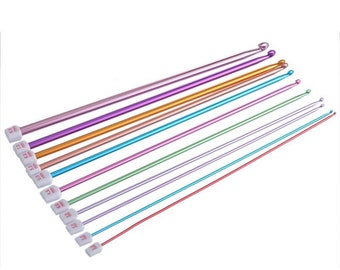 Peut inclure: Un ensemble de 10 aiguilles à tricoter en aluminium de couleurs vives avec des embouts en plastique blanc. Les aiguilles sont étiquetées avec des tailles allant de 2,00 mm à 8,00 mm.