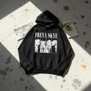 Felpa Con Cappuccio Freya Skye Logo - Oversize, Poliestere Morbido, Logo Turchese Su Nero - Per Fan, Streetwear Uomo/donna