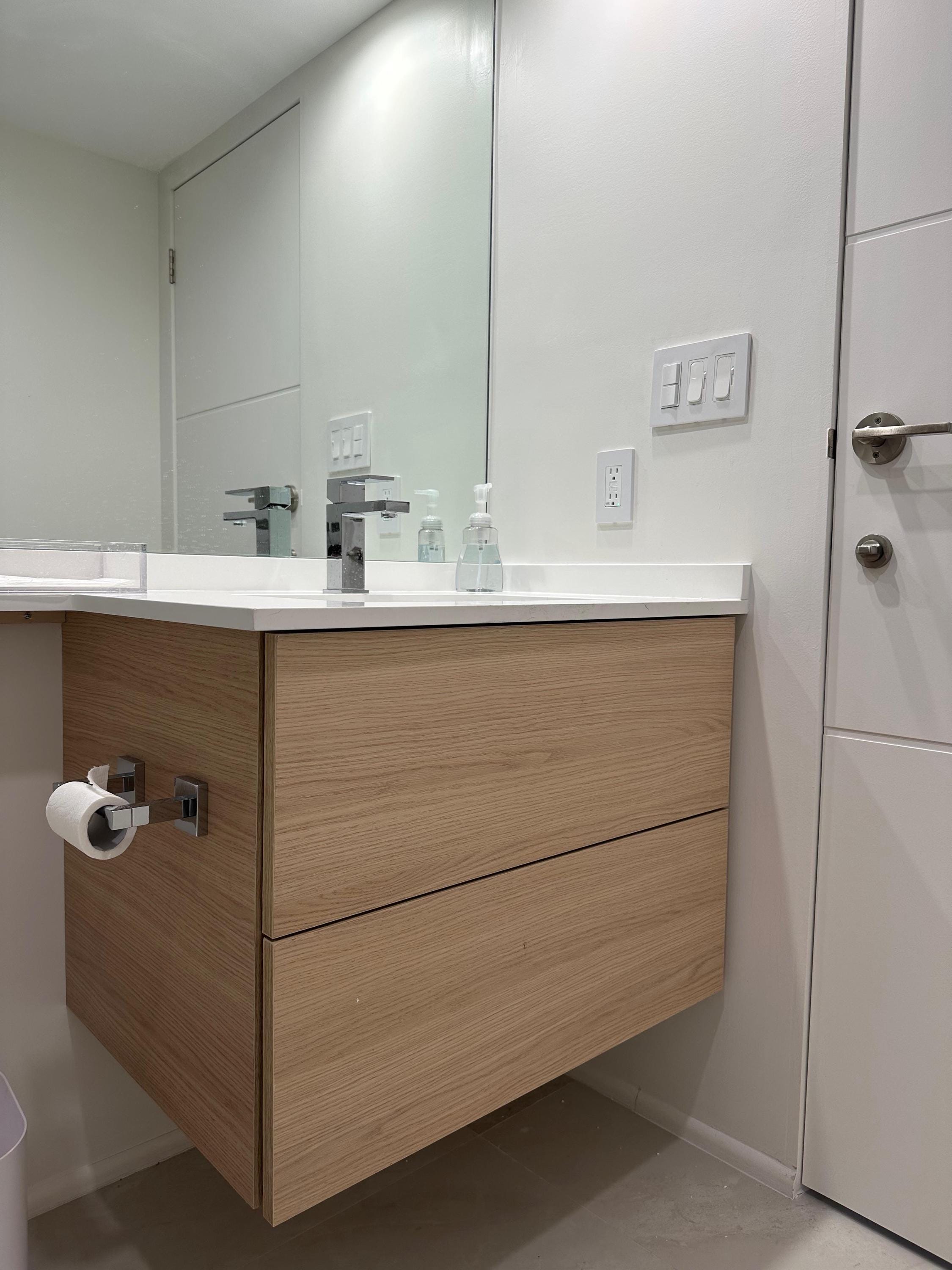 Mobiletto sospeso | Mobiletto per bagno | Mobiletto in rovere bianco | Mobiletto per bagno personalizzato | Mobiletto sospeso moderno | Mobiletto mini