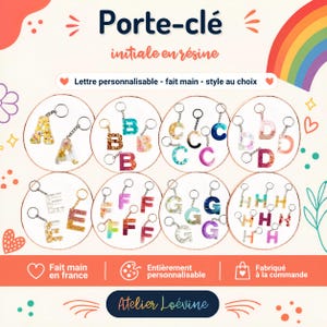 Può includere: Portachiavi iniziali in resina in vari colori e stili. Ogni lettera è mostrata su una catena d'argento. I portachiavi sono fatti a mano e personalizzabili. Il testo dell'immagine dice "Porte-clé initiale en résine" e "Atelier Loévine".