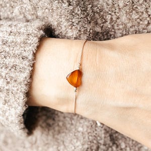 Armband med bärnstenshjärta till mamma - Smycken i baltisk bärnsten som present till mamma - Minimalistiskt justerbart armband för kvinnor