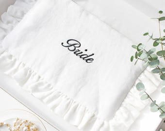 Personalisierte Leinen Braut Make-up-Tasche mit Rüschen | Individuell gesticktes Hochzeitsdatum Kosmetiktäschchen | Handgemachte Brautpartygeschenk für sie