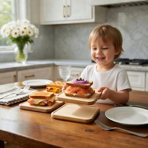 Puede incluir: Un niño sostiene una tabla de madera con un sándwich de salmón, cebolla roja y alcaparras. Otros sándwiches están sobre tablas de madera en una mesa de madera. Los sándwiches están sobre tablas de madera.