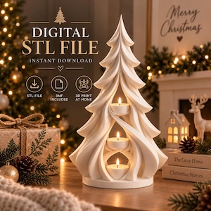 Op de afbeelding: Een witte 3D-geprinte kerstboomkaarsenhouder met drie niveaus voor waxinelichtjes. De tekst luidt DIGITAL STL FILE, INSTANT DOWNLOAD, STL FILE, 3MF INCLUDED en 3D PRINT AT HOME. De boom heeft een glad, vloeiend en abstract ontwerp.