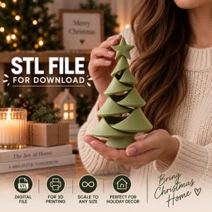 Könnte beinhalten: Ein salbeigrünes, stilisiertes Weihnachtsbaum-Ornament mit einem gestapelten, geschichteten Design, das von einem Stern gekrönt wird. Der Text "STL FILE FOR DOWNLOAD" ist sichtbar und weist auf ein digitales 3D-Druckprodukt hin, neben "Bring Christmas Home".