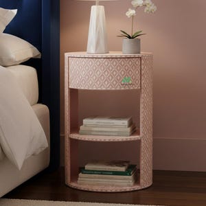 Mesita de noche redonda rosa con incrustaciones de hueso hecha a mano, muebles de dormitorio modernos