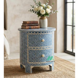 Mesa auxiliar redonda azul con incrustaciones de hueso, hecha a mano, mesita de noche estilo bohemio