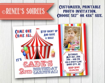 Puede incluir: Una invitación de foto imprimible para el segundo cumpleaños de un niño. La invitación presenta una carpa de circo a rayas rojas y blancas con una pancarta azul y blanca que dice "Venid todos..." y una pancarta más pequeña que dice "¡Es el carnaval del segundo cumpleaños de Cade!" La invitación también incluye una foto de un niño pequeño con una camisa a rayas rojas y blancas, un pastel a rayas rojas y blancas y un sombrero a rayas rojas y blancas. La invitación está personalizada con el nombre del niño, su edad y los detalles de la fiesta.