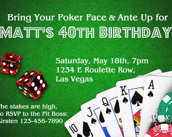 Puede incluir: Invitación con temática de póquer con fondo verde, dados, naipes y fichas de póquer. La invitación dice "Bring Your Poker Face & Ante Up for MATT'S 40TH BIRTHDAY!" con detalles del evento e información de RSVP.